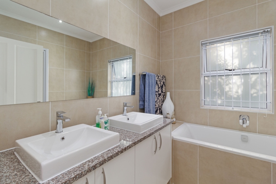 2 Bedroom Property for Sale in Sunningdale Western Cape